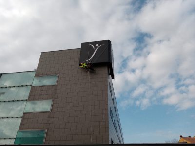 proyectos destacados cambio de logo fachada de hotel